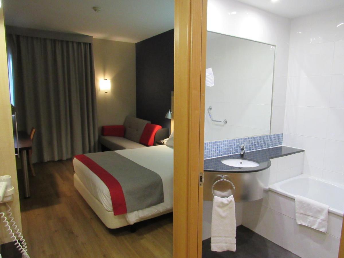 Holiday Inn Express Alcobendas By Ihg Bagian luar foto