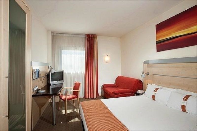 Holiday Inn Express Alcobendas By Ihg Bagian luar foto