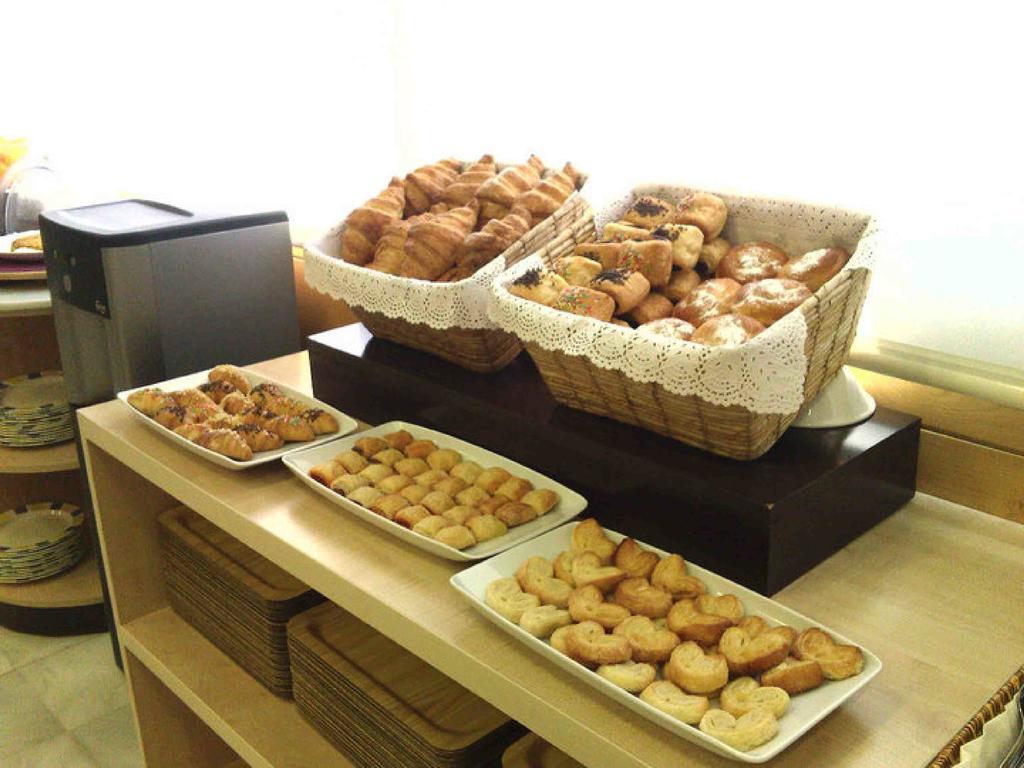 Holiday Inn Express Alcobendas By Ihg Bagian luar foto