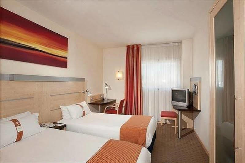 Holiday Inn Express Alcobendas By Ihg Bagian luar foto